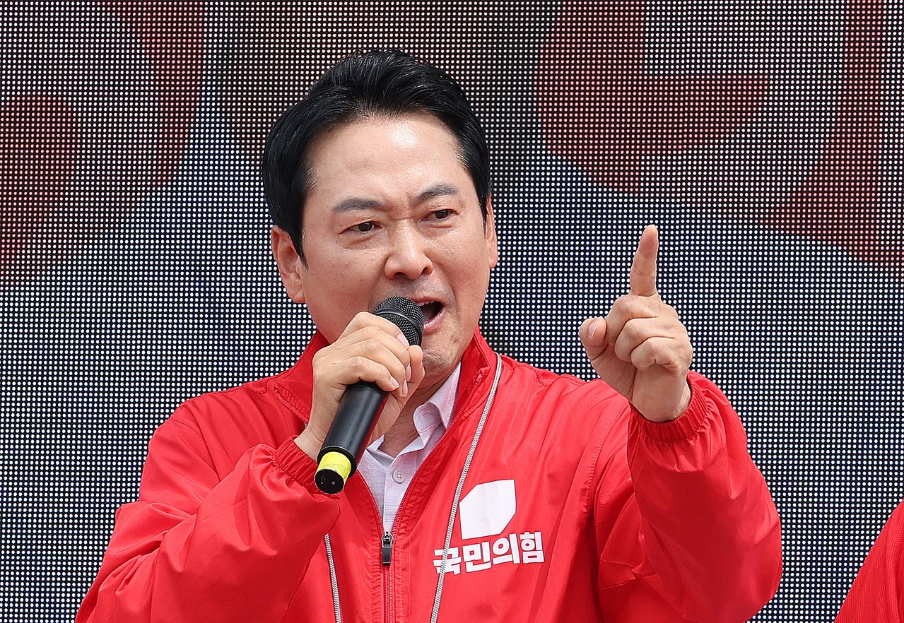 장동혁 국민의힘 대표가 2일 충남 청양군 청양재래시장을 찾아 윤용근 충남 공주시부여군청양군 국회의원 후보, 김홍열 청양군수 후보 지지를 호소하고 있다. [뉴스1]