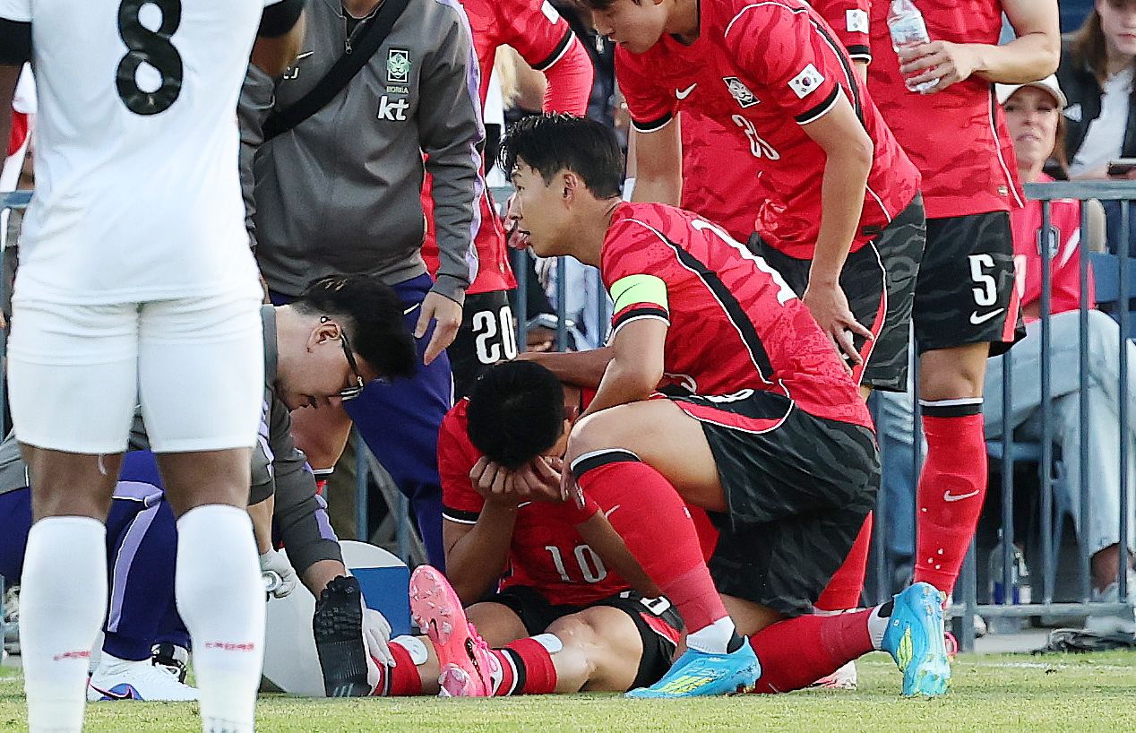 트리니다드 토바고와 평가전에서 부상으로 쓰러진 조유민(10번)을 위로하는 손흥민(가운데). 뉴스1