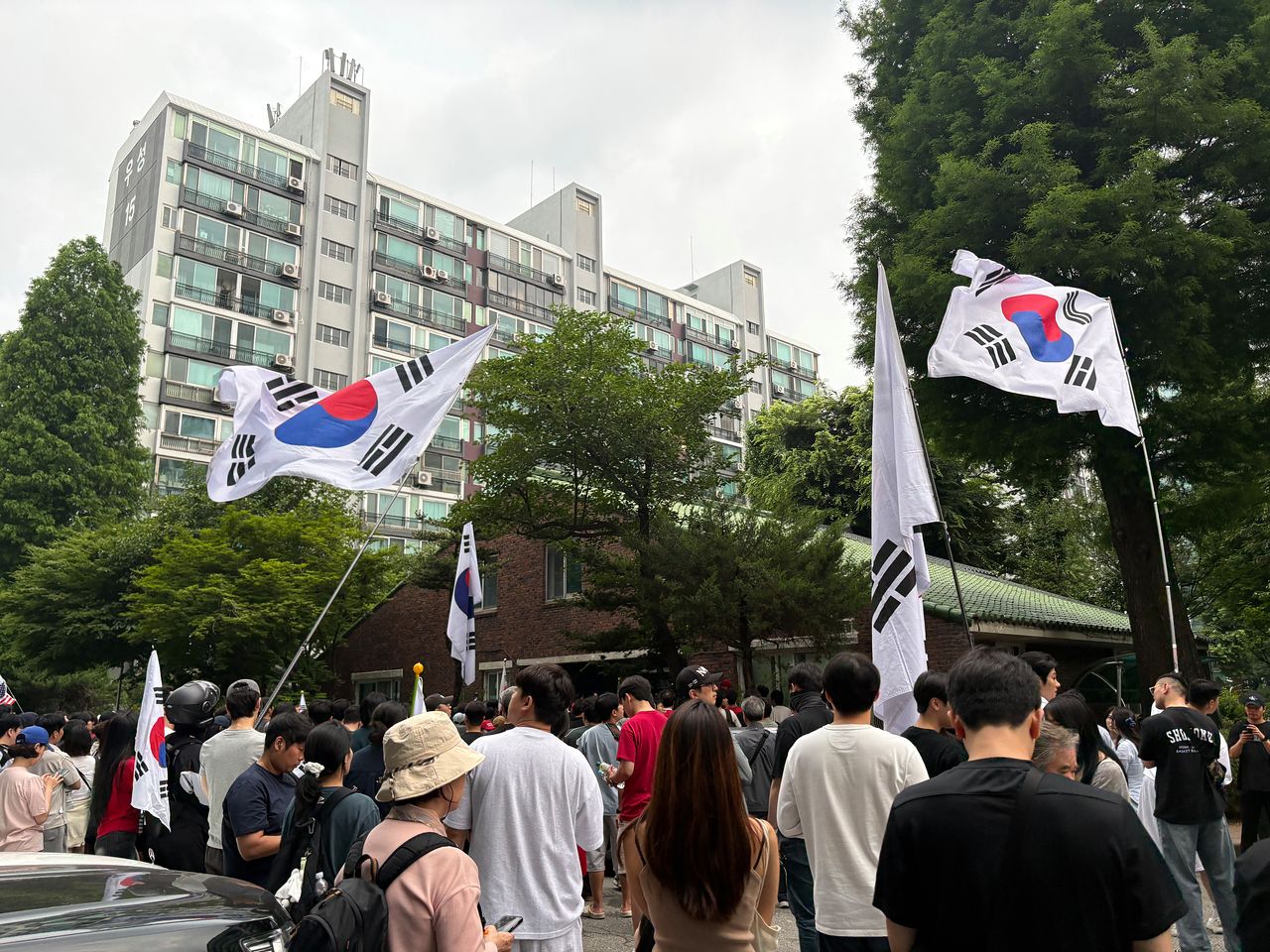 4일 오전 6시 서울 송파구 잠실7동 투표소 앞에서 투표함 반출을 놓고 시민들과 선관위가 8시간째 대치하고 있다. 김예정 기자