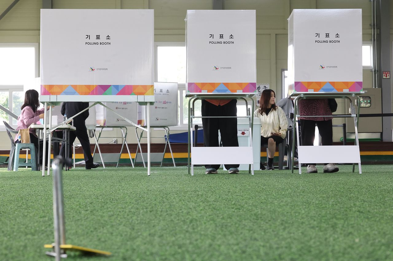 제9회 전국동시지방선거 본투표가 치러진 3일 오전 전남 장성군 삼서면게이트볼장에 마련된 투표소에서 유권자들이 투표하고 있다. 연합뉴스