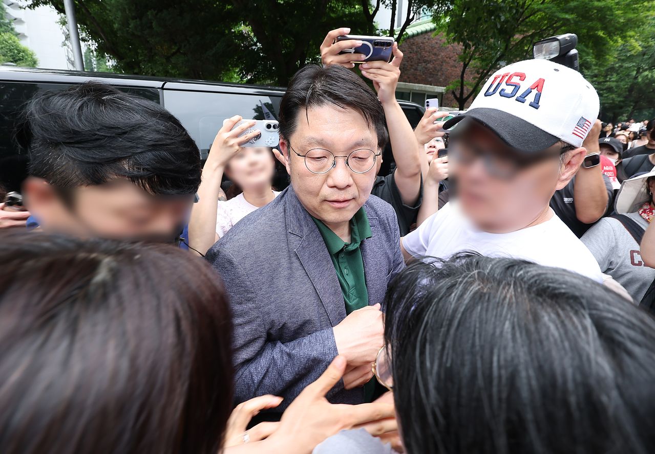 김범진 서울시선관위 사무처장은 4일 투표함 반출 저지 사태가 벌어진 서울 송파구 잠실7동 제2투표소를 찾았다. 이 투표소는 전날 투표용지 부족으로 투표시간이 오후 10시까지 연장됐고 투표함이 개표소로 옮겨지지 못했다. 연합뉴스