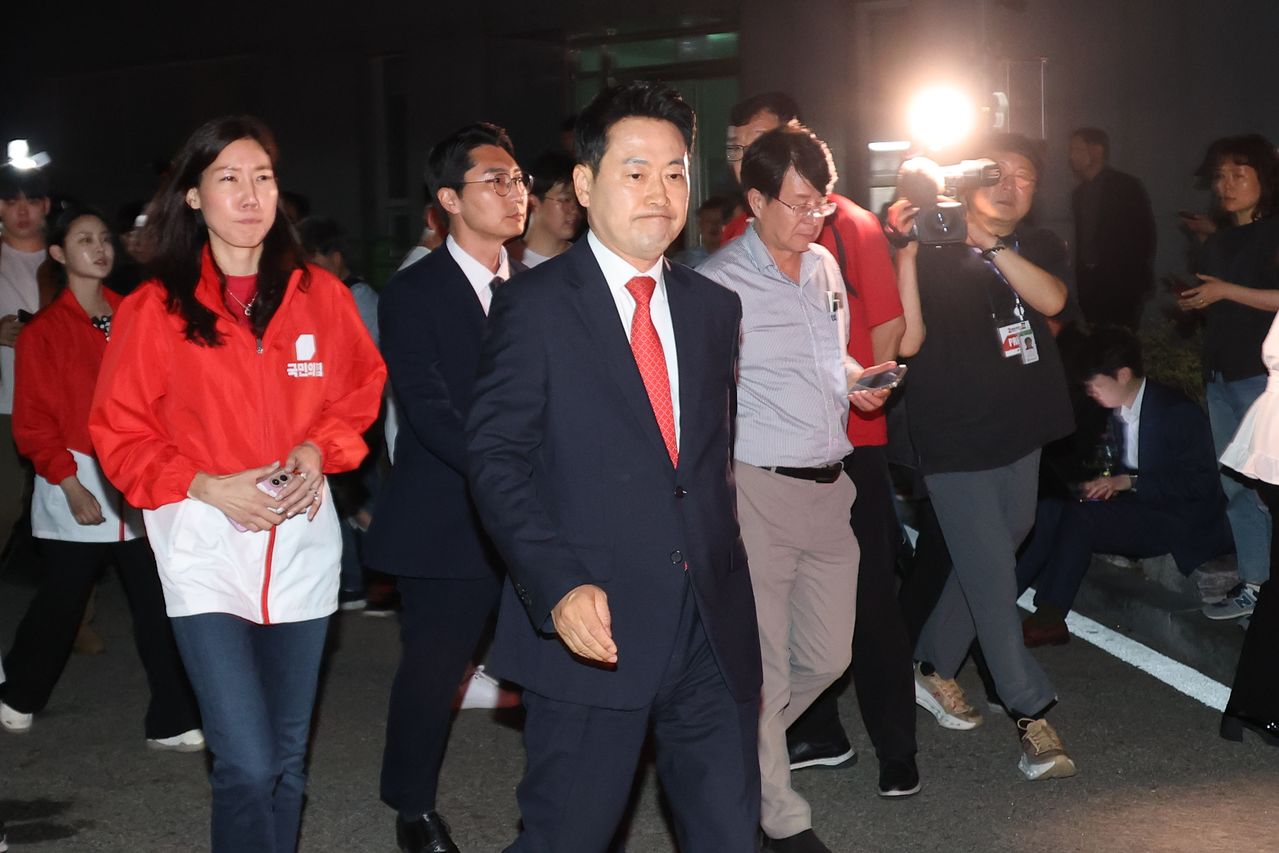 국민의힘 장동혁 상임선거대책위원장이 4일 6.3 지방선거 투표소 용지 부족 사태와 관련해 서울시선거관리위원회를 항의 방문한 뒤 다시 중앙선거관리위원회로 향하고 있다. 연합뉴스