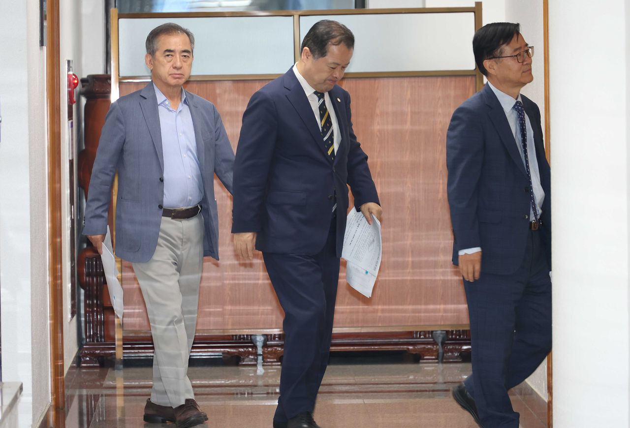 [과천=뉴시스] 조성봉 기자 = 4일 새벽 경기 과천 중앙선관위에서 열린 투표소 용지 부족 관련 긴급 회의에 선관위원들이 참석하고 있다. 뉴시스