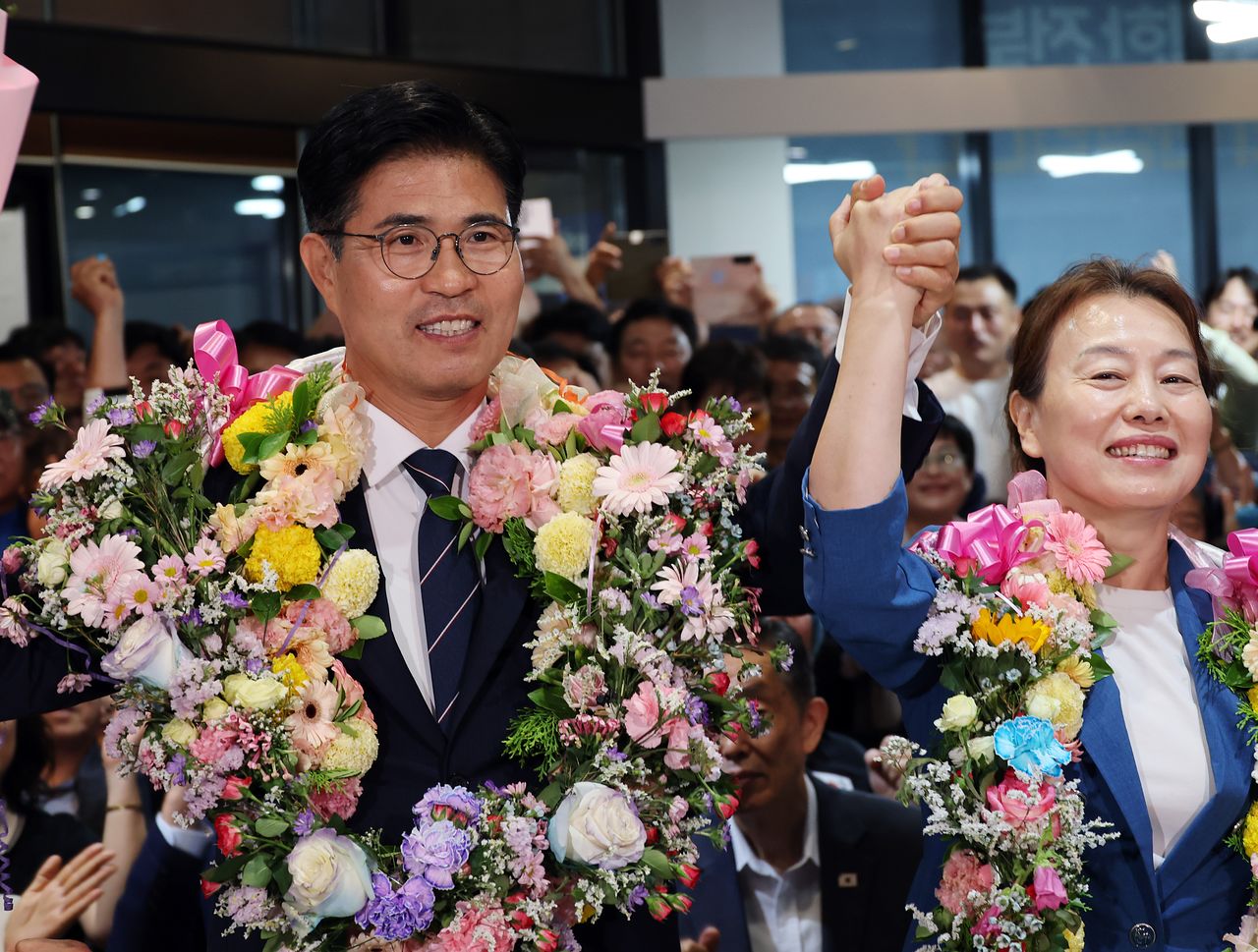 제9회 전국동시지방선거에서 전북지사 당선이 유력한 더불어민주당 이원택(왼쪽) 후보가 4일 전주시 자신의 선거사무소에서 꽃목걸이를 목에 걸고 부인 이은주씨와 함께 기뻐하고 있다. 연합뉴스
