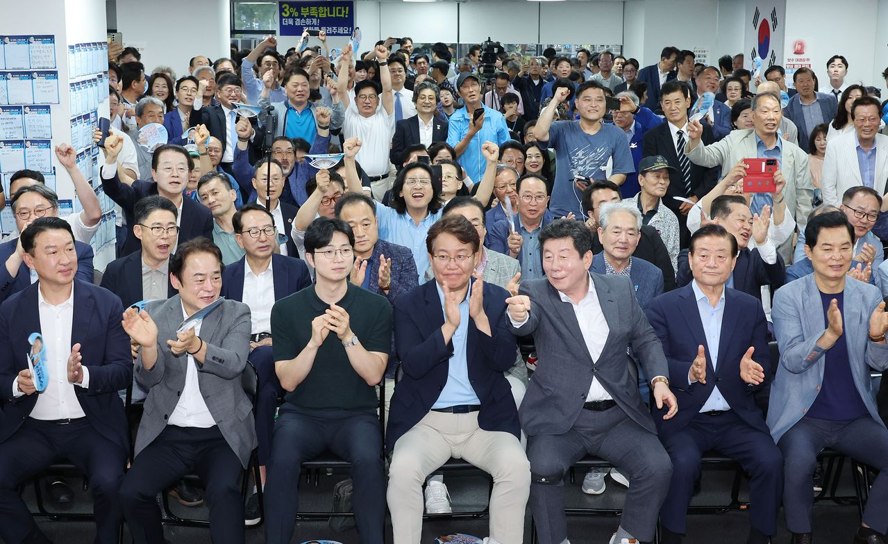 제9회 전국동시지방선거일인 3일 오후 부산시장 출구조사 결과 전재수 부산시장 당선인이 박형준 국민의힘 후보를 이기는 것으로 나타나자 캠프 관계자들이 기뻐하고 있다. 송봉근 객원기자 