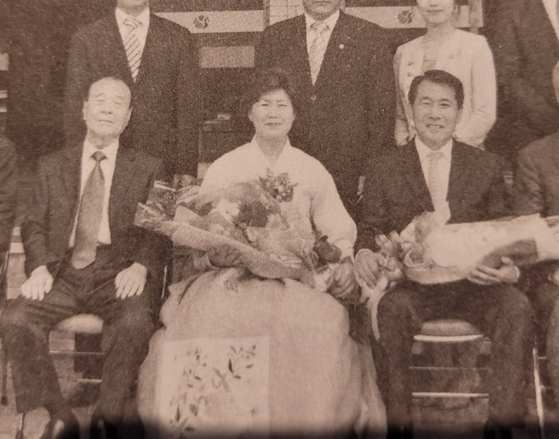 2010년 7월 초선 양산시장 취임식 날 기념촬영을 하는 나동연 양산시장의 아버지 고 나진관씨(왼쪽부터), 아내 정희자씨, 나 시장. 사진 나동연 양산시장 자서전 '기러기의 여정' 캡처