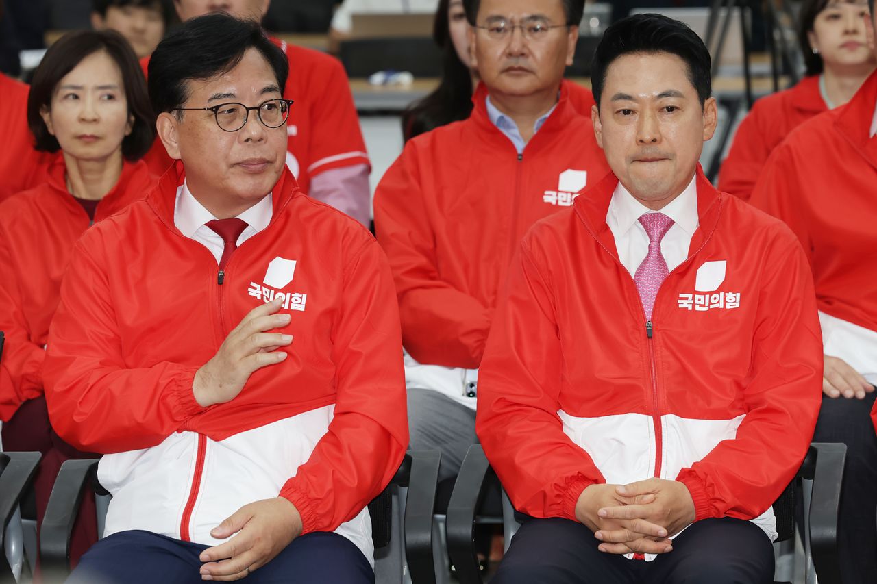 장동혁 국민의힘 대표와 송언석 공동선대위원장이 3일 서울 여의도 중앙당사에서 6·3 지방선거와 재·보궐선거 출구조사 결과를 보고 있다. 연합뉴스