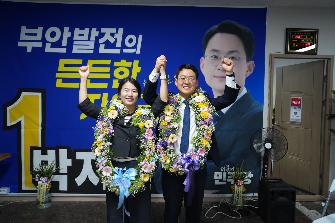 더불어민주당 박지원 군산·김제·부안을 국회의원 보궐선거 당선인이 3일 당선이 확정되자 꽃목걸이를 걸고 부인과 함께 기뻐하고 있다. 사진 박지원 선대위