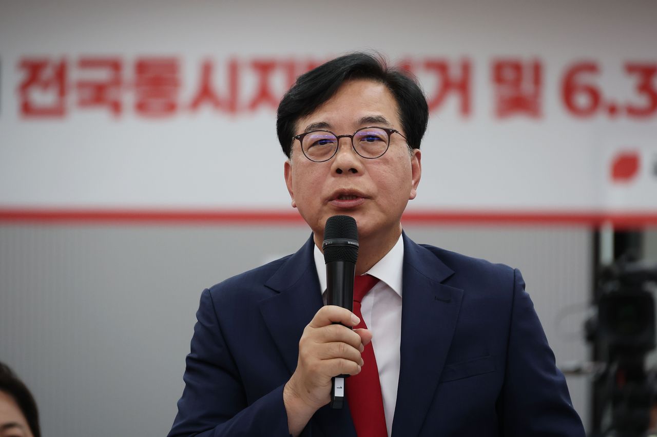 국민의힘 송언석 공동선거대책위원장이 3일 여의도 중앙당사 개표상황실에서 투표용지 부족 사태와 관련한 긴급 기자간담회를 열고 '서울 선거 연기'와 '개표 중단'을 요구하고 있다. 사진 공동취재단