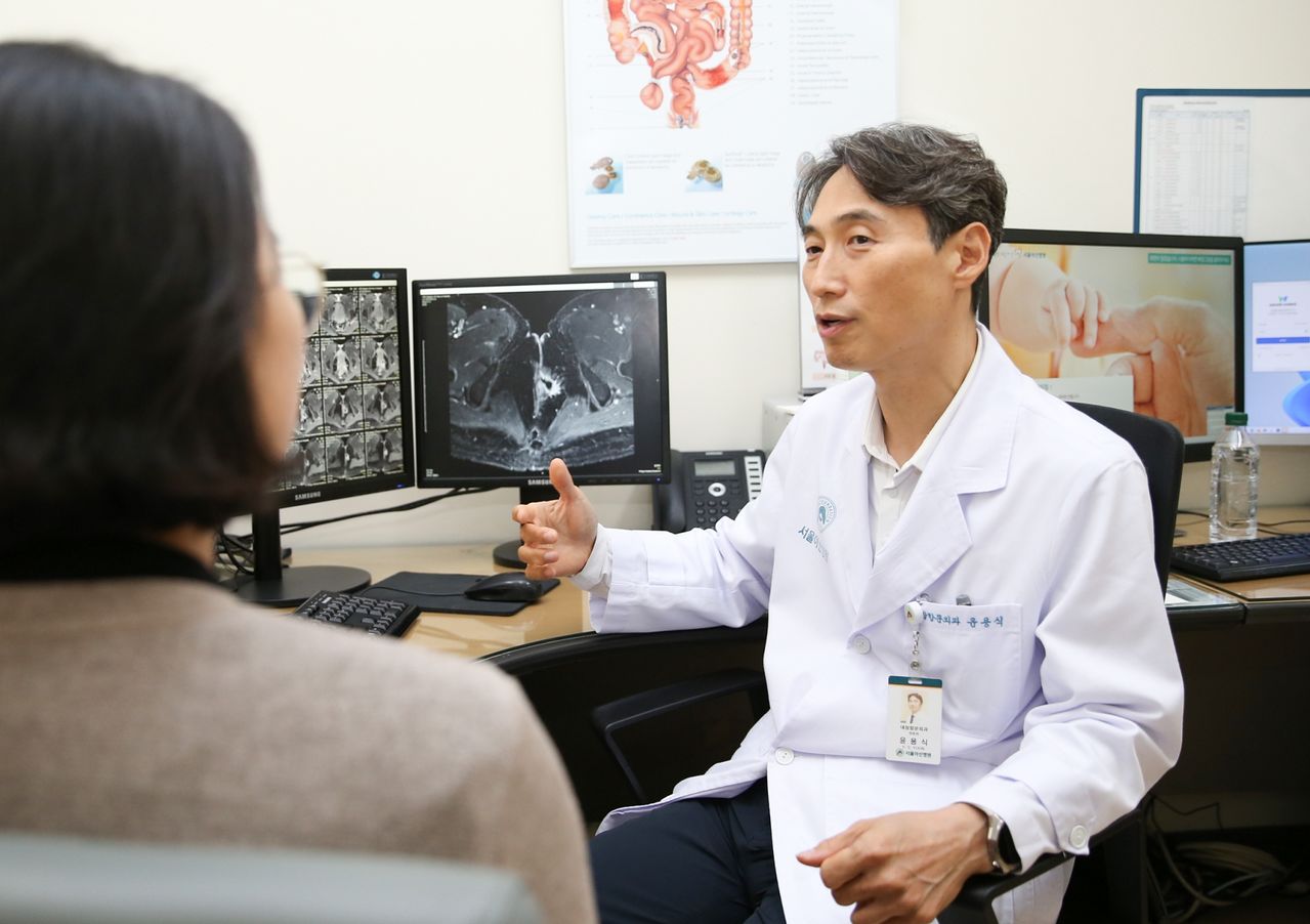 서울아산병원 대장항문외과 윤용식 교수가 크론병 치루 환자를 진료하고 있다. 사진 서울아산병원