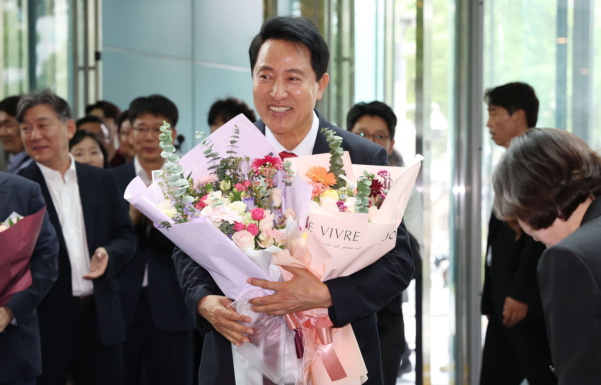 오세훈 서울시장이 4일 서울시청 로비에서 꽃다발을 받은 뒤 기뻐하고 있다. 연합뉴스