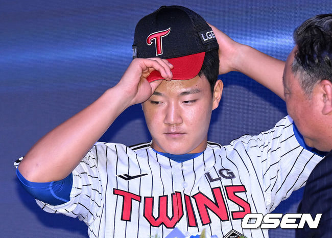 [OSEN=이대선 기자] 17일 오후 7일 오후 서울 롯데호텔 월드에서 ‘2026 KBO 신인 드래프트’가 열렸다. LG에 지명된 경기항공고 투수 양우진이 기념촬영을 하고 있다. 2025.09.17 /sunday@osen.co.kr