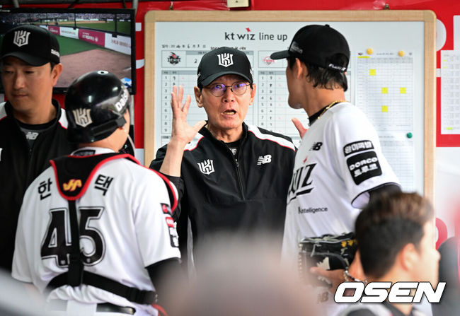 [OSEN=수원, 조은정 기자]3일 오후 수원KT위즈파크에서  '2026 신한 SOL Bank KBO리그'KT 위즈와 LG 트윈스의 경기가 열렸다.이날 KT는 고영표를, LG는 이정용을 선발투수로 내세웠다.5회초 2사 만루에서 무실점으로 이닝이 끝난 뒤 KT 이강철 감독이 포수 한승택, 선발투수 고영표에게 피드백을 하고 있다. 2026.06.03 /cej@osen.co.kr