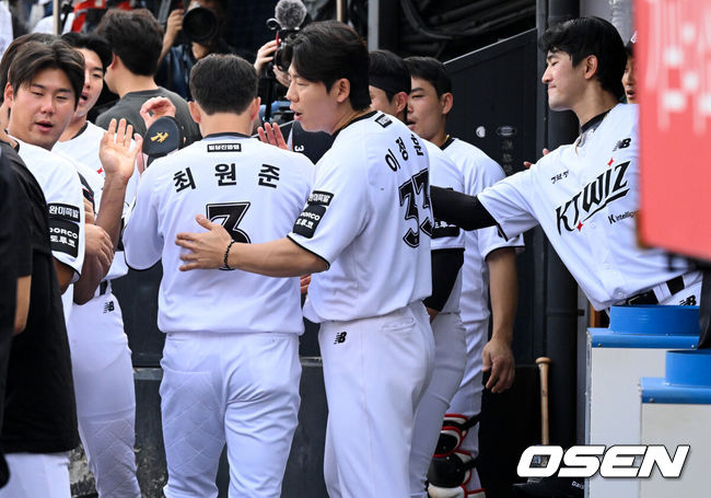 [OSEN=수원, 조은정 기자]3일 오후 수원KT위즈파크에서  '2026 신한 SOL Bank KBO리그'KT 위즈와 LG 트윈스의 경기가 열렸다.이날 KT는 고영표를, LG는 이정용을 선발투수로 내세웠다.1회말 1사 1,3루에서 KT 힐리어드의 적시타에 최원준이 득점을 올린 뒤 고영표(오른쪽)를 비롯한 KT 선수단에게 환영을 받고 있다. 2026.06.03 /cej@osen.co.kr