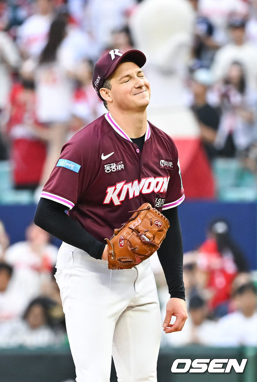 [OSEN=인천, 박준형 기자] 3일 인천 SSG랜더스필드에서 ‘2026 신한 SOL Bank KBO리그’ SSG 랜더스와 키움 히어로즈의 경기가 열렸다.이날 경기에서 SSG는 백승건을, 키움은 로젠버그를 선발투수로 내세웠다.6회말 2사 2루 키움 선발투수 로젠버그가 SSG 김재환에게 볼넷 허용한뒤 아쉬워하고 있다.         2026.06.03 / soul1014@osen.co.kr