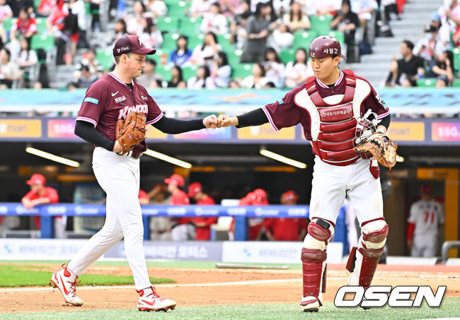 [OSEN=인천, 박준형 기자] 3일 인천 SSG랜더스필드에서 ‘2026 신한 SOL Bank KBO리그’ SSG 랜더스와 키움 히어로즈의 경기가 열렸다.이날 경기에서 SSG는 백승건을, 키움은 로젠버그를 선발투수로 내세웠다.5회말 이닝종료 후 키움 선발투수 로젠버그와 김건희 포수가 하이파이브를 하며 더그아웃으로 들어가고 있다.      2026.06.03 / soul1014@osen.co.kr