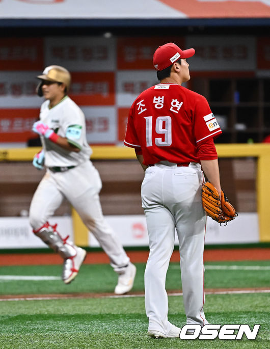 [OSEN=고척, 박준형 기자] 프로야구 키움 히어로즈가 짜릿한 끝내기 승리를 거뒀다.키움은 19일 서울 고척스카이돔에서 열린 ‘2026 신한은행 SOL Bank KBO리그’ SSG 랜더스와의 경기에서 7-6으로 승리했다. 최근 2연승 행진이다.9회말 SSG 마무리 투수 조병현이 키움 김웅빈에게 끝내기 홈런 허용한뒤 아쉬워하고 있다 .   2026.05.19 / soul1014@osen.co.kr