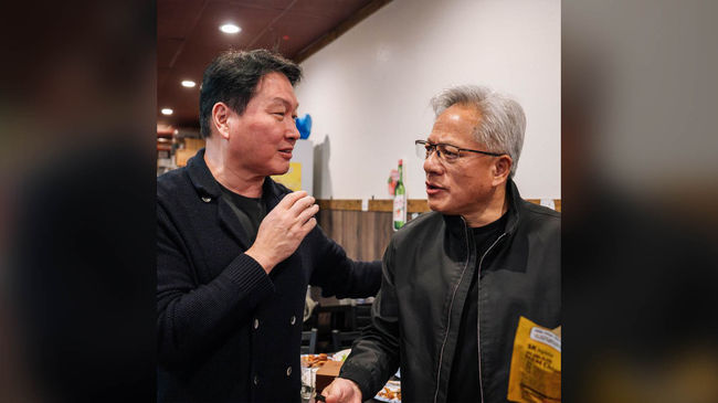지난 2월 치킨 회동 당시의 젠슨 황 엔비디아 CEO와 최태원 회장(왼쪽).