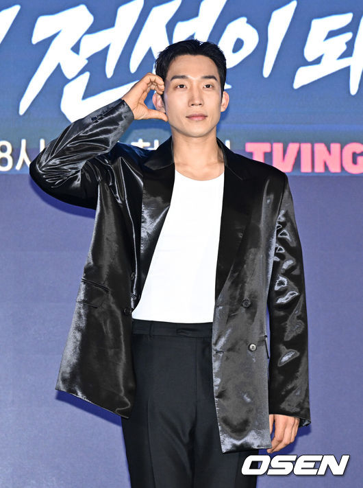 [OSEN=조은정 기자]티빙 ‘취사병 전설이 되다’ 제작발표회가 6일 서울 광진구 풀만 앰배서더 서울 이스트폴에서 열렸다.‘취사병 전설이 되다’는 총 대신 식칼을, 탄띠 대신 앞치마를 두른 이등병 강성재(박지훈 분)가 ‘전설의 취사병’으로 거듭나는 과정을 그린 밀리터리 쿡방 판타지 드라마다. 갓 전입한 이등병이 ‘요리사의 길’을 밟으며 맛 하나로 부대원들의 마음을 사로잡는 취사병의 성장기를 그릴 예정이다.배우 이상이가 포즈를 취하고 있다.  2026.05.06 /cej@osen.co.kr