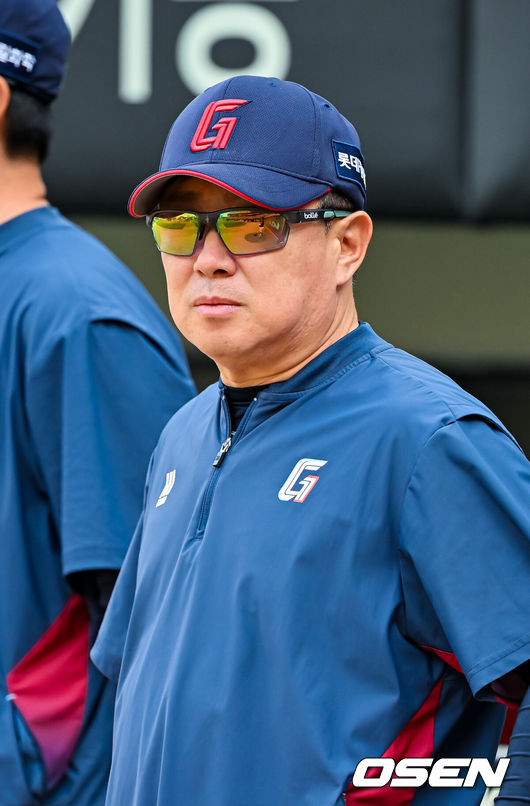 [OSEN=광주, 민경훈 기자] 3일 광주-기아 챔피언스필드에서 2026 신한 SOL KBO 리그 KIA 타이거즈와 롯데 자이언츠의 경기가 열렸다. 이 경기에서 롯데는 KIA에 8-3으로 승리하며 전날 패배를 설욕했다. 시즌 성적은 22승31패1무.경기 전 김태형 감독이 그라운드를 바라보고 있다. 2026.06.03 / rumi@osen.co.kr