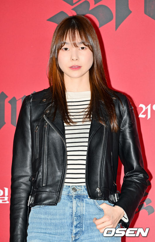 [OSEN=박준형 기자] 영화 '퇴마록' VIP 시사회 포토월 행사가 4일 오후 서울 송파구 롯데시네마 월드타워에서 열렸다.‘퇴마록’은 독창적인 세계관과 탄탄한 스토리텔링으로 큰 사랑을 받은 이우혁 작가의 소설 ‘퇴마록’의 첫 애니메이션 작품이다.모델 진정선이 포즈를 취하고 있다.   2025.02.04 / soul1014@osen.co.kr