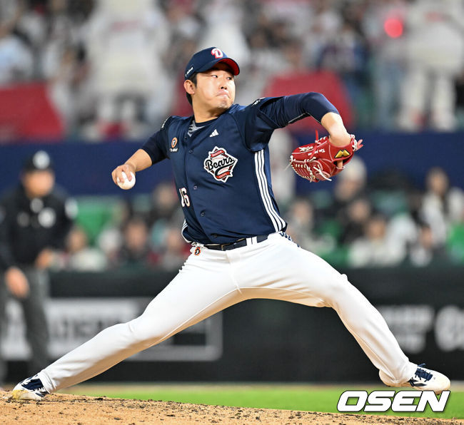 [OSEN=인천, 민경훈 기자] 15일 오후 인천 SSG랜더스필드에서 ‘2026 신한 SOL Bank KBO리그' SSG 랜더스와 두산 베어스의 경기가 진행됐다.이날 SSG는 최민준을, 두산은 이영하를 선발투수로 내세웠다.4회말 무사 주자 1,2루 SSG 정준재 타석에서 두산 선발 이영하에 이어 마운드에 오른 김정우가 힘차게 공을 뿌리고 있다. 2026.04.15 / rumi@osen.co.kr
