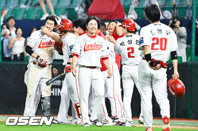 [OSEN=인천, 박준형 기자] 프로야구 SSG 랜더스가 극적인 끝내기 승리로 13연패에서 탈출했다.SSG는 3일 인천 SSG랜더스필드에서 열린 ‘2026 신한은행 SOL Bank KBO리그’ 키움 히어로즈와의 경기에서 5-4 끝내기 승리를 거뒀다. 이날 승리로 마침내 길었던 13연패가 끝났다.9회말 1사 2,3루 SSG 오태곤이 끝내기 희생플라이를 날리고 동료들과 기뻐하고 있다.  2026.06.03 / soul1014@osen.co.kr