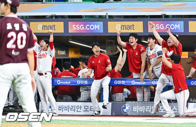 [OSEN=인천, 박준형 기자] 프로야구 SSG 랜더스가 극적인 끝내기 승리로 13연패에서 탈출했다.SSG는 3일 인천 SSG랜더스필드에서 열린 ‘2026 신한은행 SOL Bank KBO리그’ 키움 히어로즈와의 경기에서 5-4 끝내기 승리를 거뒀다. 이날 승리로 마침내 길었던 13연패가 끝났다.13연패 탈출한 SSG 선수들이 기뻐하고 있다.    2026.06.03 / soul1014@osen.co.kr
