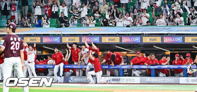 [OSEN=인천, 박준형 기자] 프로야구 SSG 랜더스가 극적인 끝내기 승리로 13연패에서 탈출했다.SSG는 3일 인천 SSG랜더스필드에서 열린 ‘2026 신한은행 SOL Bank KBO리그’ 키움 히어로즈와의 경기에서 5-4 끝내기 승리를 거뒀다. 이날 승리로 마침내 길었던 13연패가 끝났다.9회말 1사 2,3루 SSG 오태곤의 끝내기 희생플라이에 기뻐하는 SSG 더그아웃 선수들.  2026.06.03 / soul1014@osen.co.kr