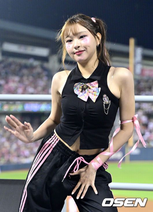 단독으로 응원 단상에 올라 스페셜 공연을 펼친 신서윤 치어리더.