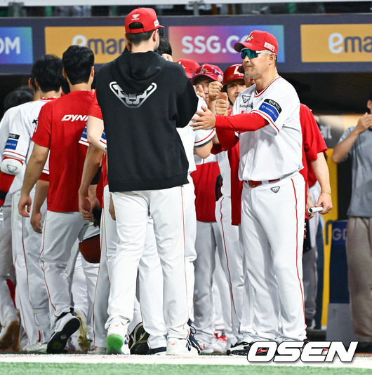 [OSEN=인천, 박준형 기자] 프로야구 SSG 랜더스가 극적인 끝내기 승리로 13연패에서 탈출했다.SSG는 3일 인천 SSG랜더스필드에서 열린 ‘2026 신한은행 SOL Bank KBO리그’ 키움 히어로즈와의 경기에서 5-4 끝내기 승리를 거뒀다. 이날 승리로 마침내 길었던 13연패가 끝났다.경기종료 후 SSG 이숭용 감독이 선수들을 독려하고 있다.       2026.06.03 / soul1014@osen.co.kr