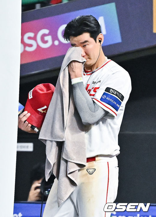 [OSEN=인천, 박준형 기자] 프로야구 SSG 랜더스가 극적인 끝내기 승리로 13연패에서 탈출했다.SSG는 3일 인천 SSG랜더스필드에서 열린 ‘2026 신한은행 SOL Bank KBO리그’ 키움 히어로즈와의 경기에서 5-4 끝내기 승리를 거뒀다. 이날 승리로 마침내 길었던 13연패가 끝났다.끝내기 희생플라이를 기록한 SSG 오태곤이 인터뷰에서 눈물을 훔치고 있다.  2026.06.03 / soul1014@osen.co.kr