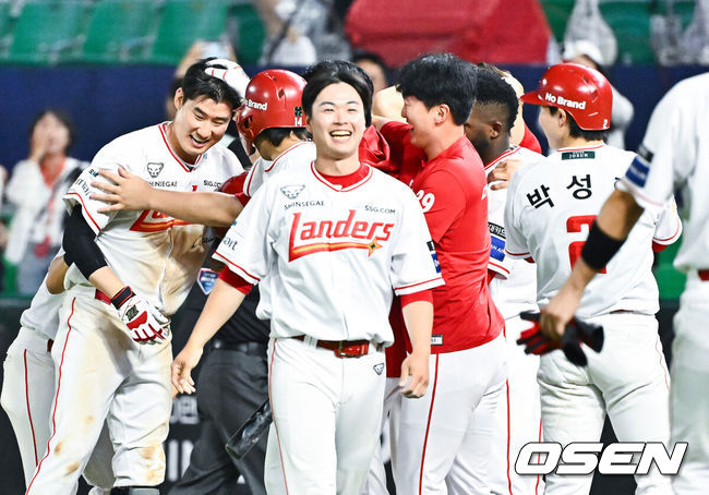 [OSEN=인천, 박준형 기자] 프로야구 SSG 랜더스가 극적인 끝내기 승리로 13연패에서 탈출했다.SSG는 3일 인천 SSG랜더스필드에서 열린 ‘2026 신한은행 SOL Bank KBO리그’ 키움 히어로즈와의 경기에서 5-4 끝내기 승리를 거뒀다. 이날 승리로 마침내 길었던 13연패가 끝났다.9회말 1사 2,3루 SSG 오태곤이 끝내기 희생플라이를 날리고 동료들과 기뻐하고 있다.  2026.06.03 / soul1014@osen.co.kr