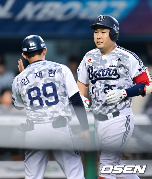 [OSEN=잠실, 박준형 기자] 4일 서울 잠실야구장에서 ‘2026 신한 SOL Bank KBO리그’ 두산 베어스와 한화 이글스의 경기가 열렸다.이날 홈팀 두산은 잭로그를, 방문팀 한화는 화이트를 선발로 내세웠다.2회말 1사 두산 양의지가 선취 솔로홈런을 날리고 홈을 밟고 있다.    2026.06.04 / soul1014@osen.co.kr