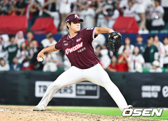 [OSEN=인천, 박준형 기자] 프로야구 SSG 랜더스가 극적인 끝내기 승리로 13연패에서 탈출했다.SSG는 3일 인천 SSG랜더스필드에서 열린 ‘2026 신한은행 SOL Bank KBO리그’ 키움 히어로즈와의 경기에서 5-4 끝내기 승리를 거뒀다. 이날 승리로 마침내 길었던 13연패가 끝났다.9회말 키움 조영건 투수가 역투하고 있다      2026.06.03 / soul1014@osen.co.kr