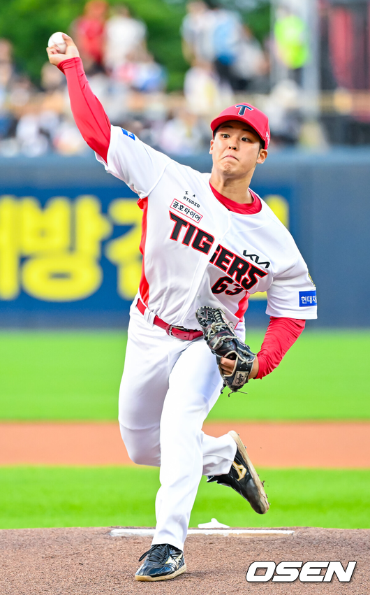 [OSEN=광주, 민경훈 기자] 4일 광주-기아 챔피언스필드에서 2026 신한 SOL KBO 리그 KIA 타이거즈와 롯데 자이언츠의 경기가 열렸다.이날 KIA는 시라카와, 롯데는 박세웅을 선발로 내세웠다.KIA 선발 시라카와가 마운드 위에서 힘차게 공을 뿌리고 있다. 2026.06.04 / rumi@osen.co.kr