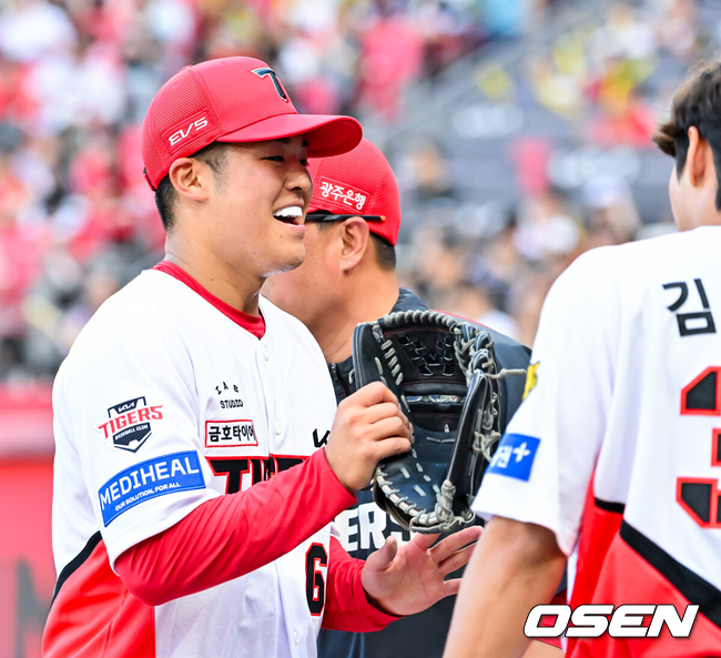 [OSEN=광주, 민경훈 기자] 4일 광주-기아 챔피언스필드에서 2026 신한 SOL KBO 리그 KIA 타이거즈와 롯데 자이언츠의 경기가 열렸다.이날 KIA는 시라카와, 롯데는 박세웅을 선발로 내세웠다.KIA 선발 시라카와가 1회초를 마치고 환하게 웃으며 덕아웃으로 들어오고 있다. 2026.06.04 / rumi@osen.co.kr