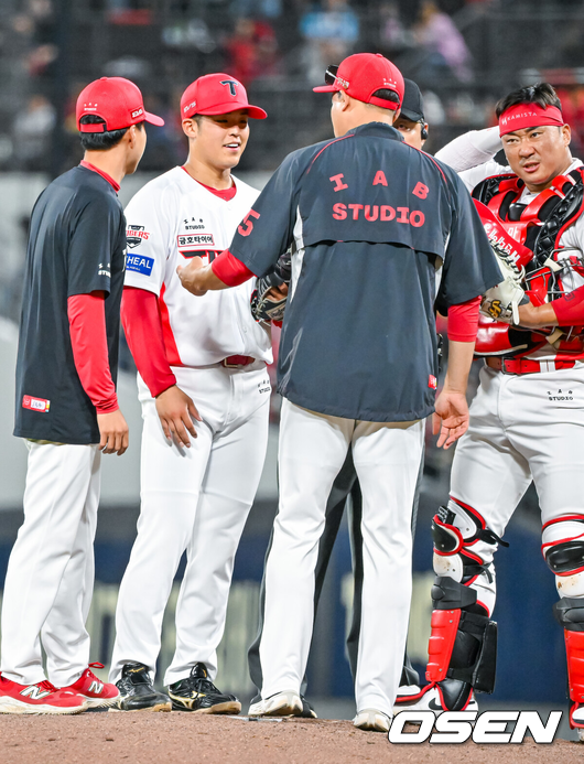 [OSEN=광주, 민경훈 기자] 4일 광주-기아 챔피언스필드에서 2026 신한 SOL KBO 리그 KIA 타이거즈와 롯데 자이언츠의 경기가 열렸다.이날 KIA는 시라카와, 롯데는 박세웅을 선발로 내세웠다.5회초 2사 주자 1,2루 롯데 레이예스 타석에서 KIA 선발 시라카와가 마운드에 오른 이동걸 코치와 얘기를 나누고 있다. 2026.06.04 / rumi@osen.co.kr