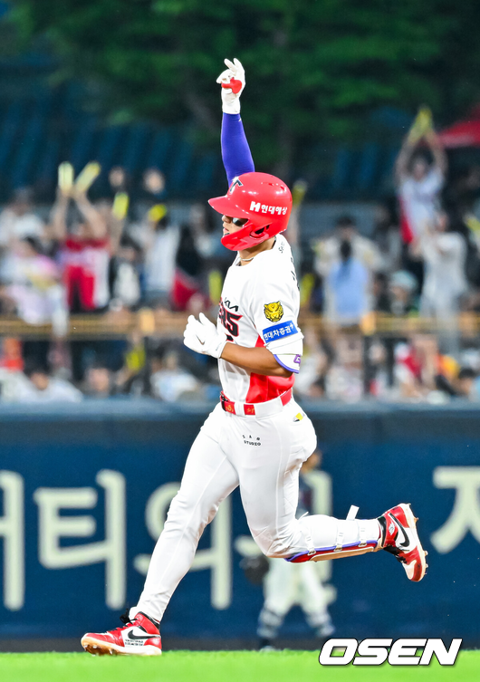 [OSEN=광주, 민경훈 기자] 4일 광주-기아 챔피언스필드에서 2026 신한 SOL KBO 리그 KIA 타이거즈와 롯데 자이언츠의 경기가 열렸다.이날 KIA는 시라카와, 롯데는 박세웅을 선발로 내세웠다.4회말 KIA 선두타자로 나온 김도영이 좌중월 솔로 홈런을 때린 후 그라운드를 돌고 있다. 2026.06.04 / rumi@osen.co.kr