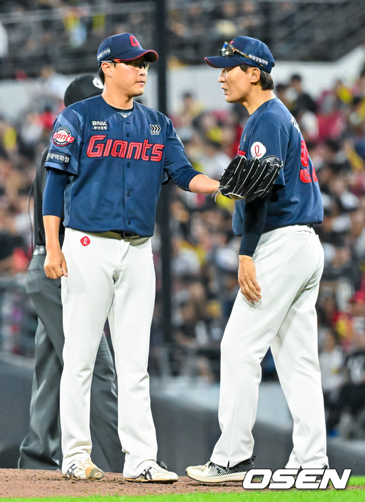[OSEN=광주, 민경훈 기자] 4일 광주-기아 챔피언스필드에서 2026 신한 SOL KBO 리그 KIA 타이거즈와 롯데 자이언츠의 경기가 열렸다.이날 KIA는 시라카와, 롯데는 박세웅을 선발로 내세웠다.4회말 KIA 선두타자로 나온 김도영에게 좌중월 솔로 홈런을 허용한 롯데 선발 박세웅이 마운드 위에서 김현욱 코치와 얘기를 나누고 있다. 2026.06.04 / rumi@osen.co.kr