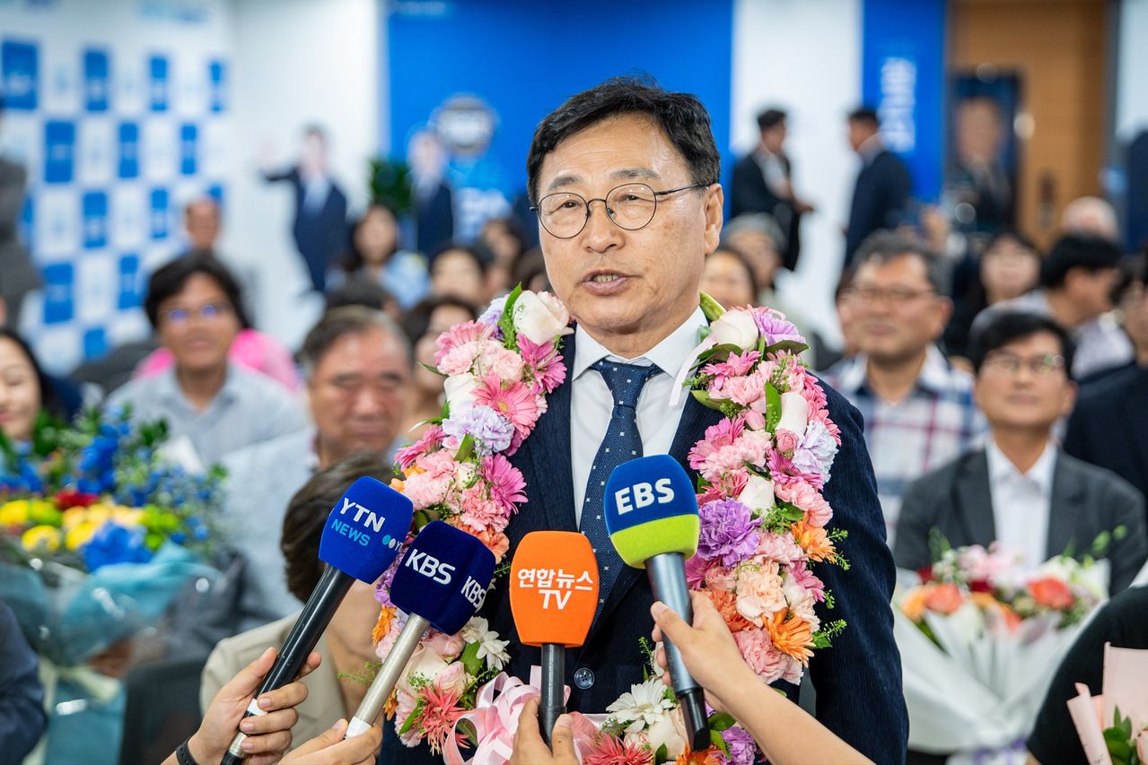 지난 3일 치러진 서울시교육감 선거에서 진보 진영의 정근식 후보가 당선이 유력해지자 배우자와 환호하며 기념 촬영을 하고 있다. 정 후보 캠프