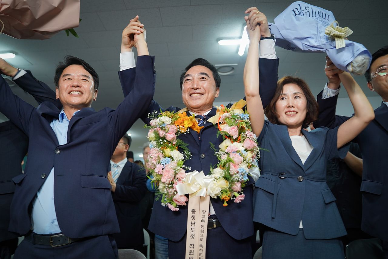 더불어민주당 박수현 충남지사 당선인이 4일 새벽 충남 천안시 선거사무실에서 당선 축하 꽃목걸이를 걸고 관계자들과 함께 환호하고 있다. [사진 박수현 캠프]