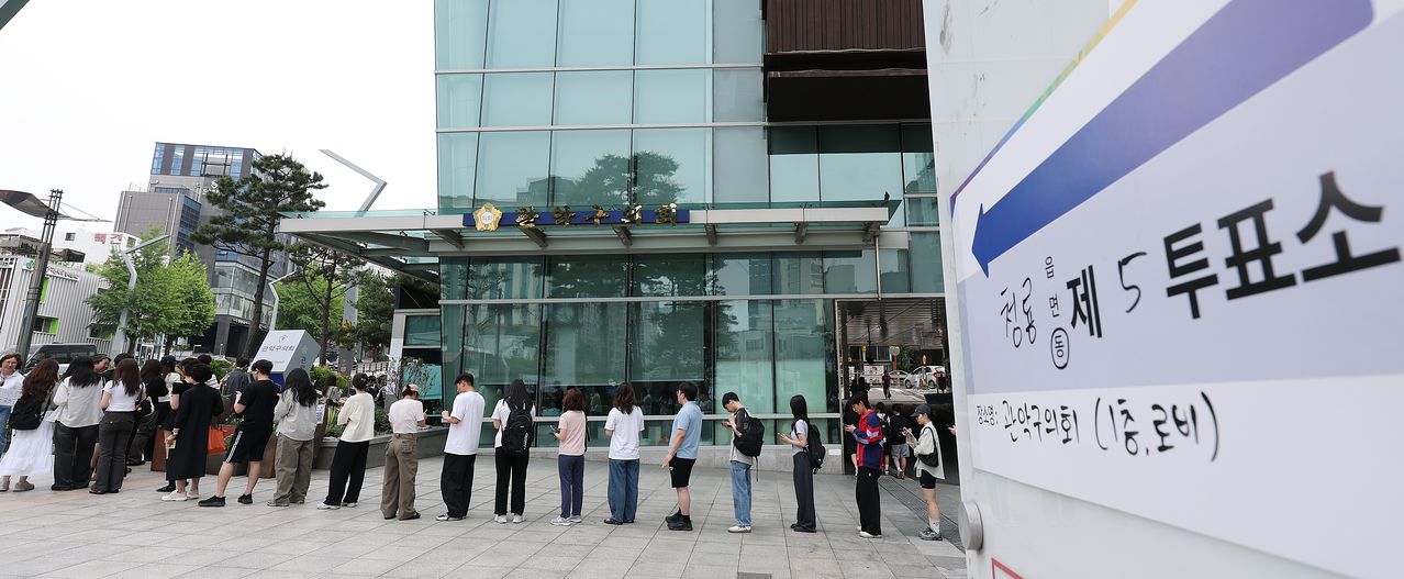  제9회 전국동시지방선거 및 국회의원 재·보궐선거일인 3일 오후 서울 관악구 관악구의회에 마련된 청룡동 제5투표소에서 시민들이 투표를 하기 위해 줄을 서고 있다. 뉴스1