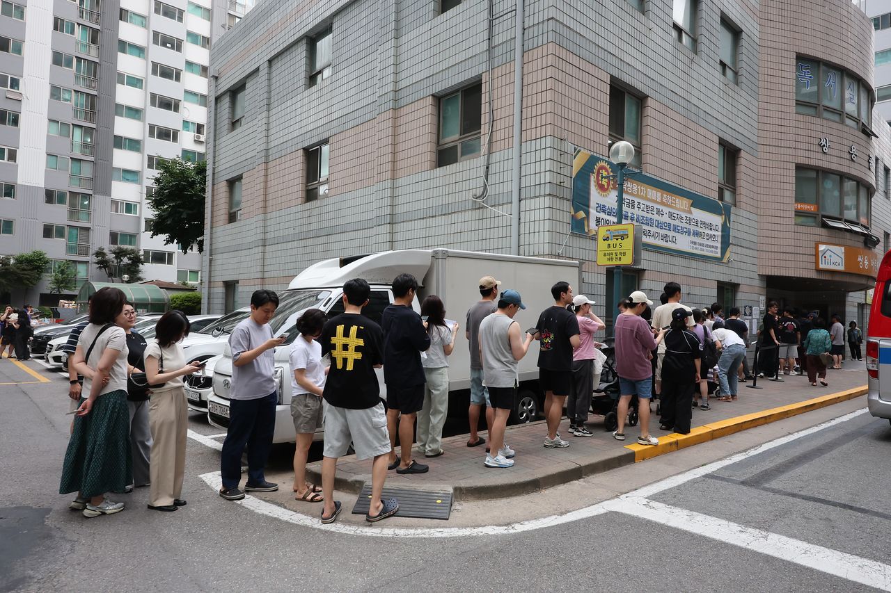 제9회 전국동시지방선거일인 3일 서울시 송파구의 가락쌍용 아파트 단지 내에 마련된 가락2동 제3, 7투표소를 찾은 유권자들이 투표용지가 부족한 상황이 해소될 때까지 길게 줄지어 대기하고 있다. 뉴스1