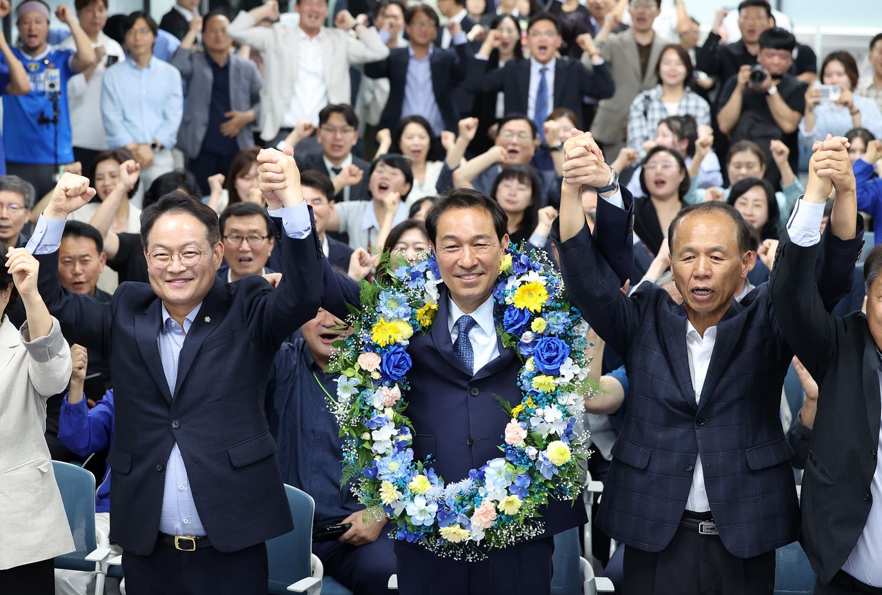 더불어민주당 우상호 강원특별자치도지사 후보가 4일 강원도 춘천시 더불어민주당 강원도당에서 당선이 확실시된 뒤 허영 의원, 최문순 전 강원지사 등과 함께 기뻐하고 있다. [연합뉴스]