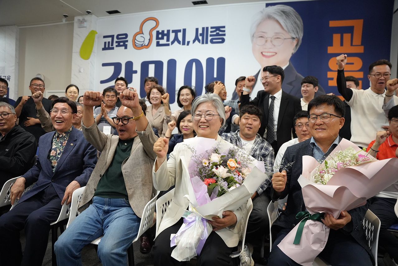 강미애 세종교육감 당선인이 4일 오전 세종시 대평동 캠프에서 당선 확정 후 지지자들과 기념 촬영을하고 있다. 강미애 당선인 캠프 