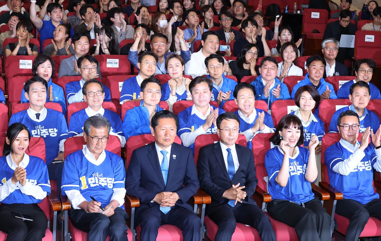 더불어민주당 정청래 총괄상임선거대책위원장과 한병도 공동상임선대위원장 등이 3일 국회 의원회관에 마련된 제9회 전국동시지방선거, 국회의원 재보궐 선거 개표상황실에서 출구조사 결과를 보고 있다. 임현동 기자