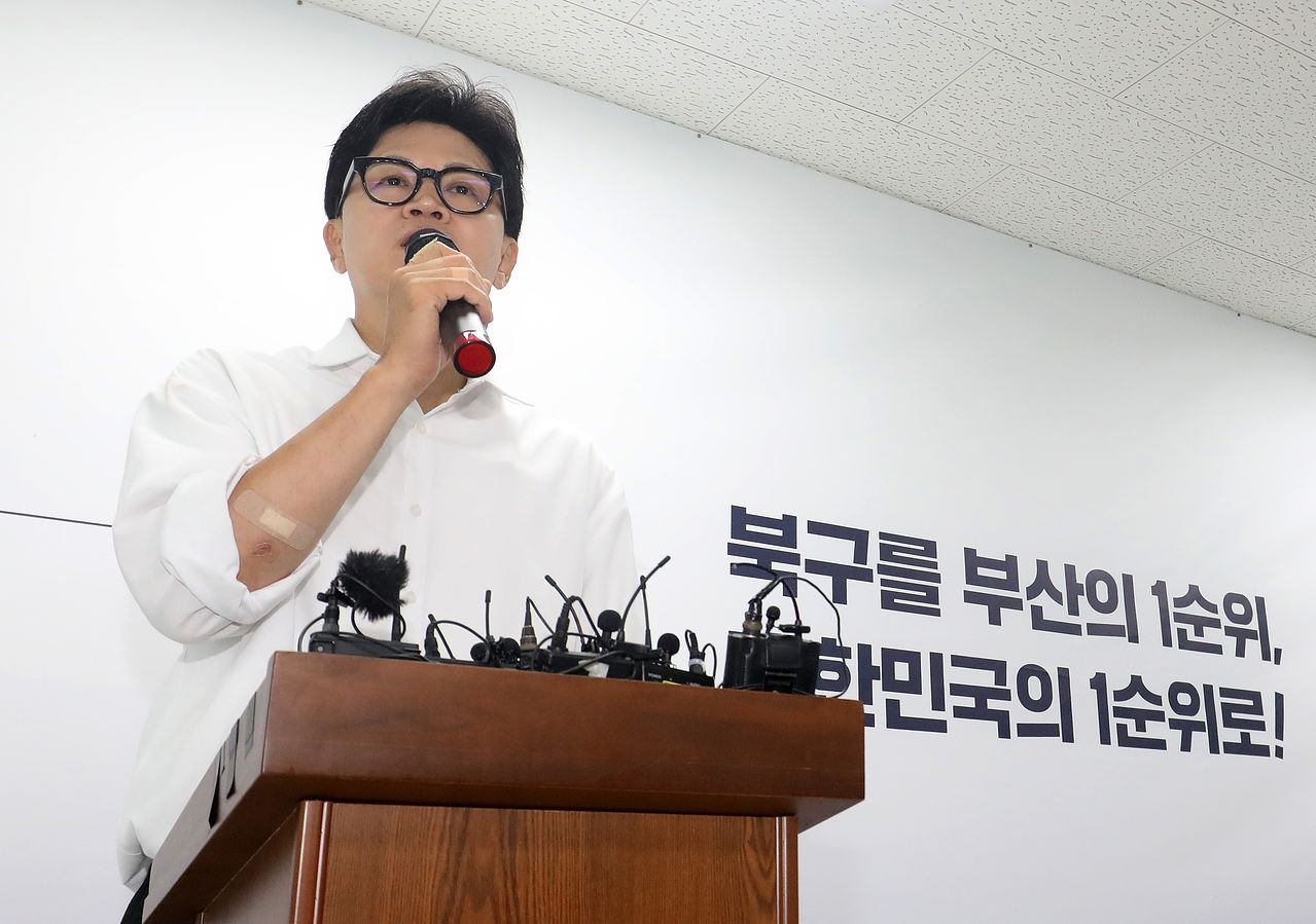 한동훈 무소속 부산 북구갑 국회의원 보궐선거 당선인이 4일 오후 부산 북구 선거사무소에서 당선 관련 기자회견을 하고 있다. 뉴스1