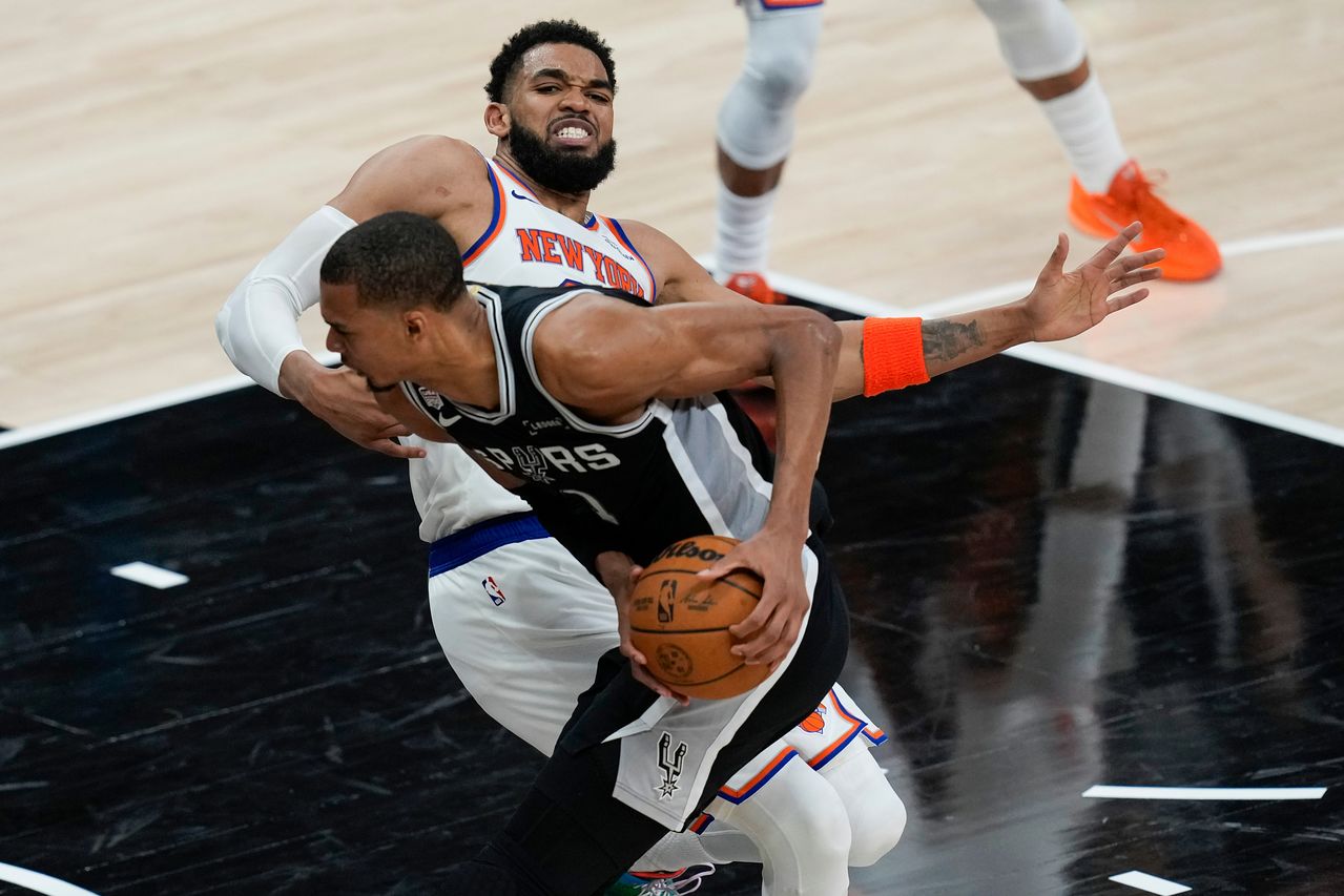 샌안토니오 스퍼스의 센터 빅터 웸반야마가 4일 NBA 챔프전 1차전 뉴욕 닉스와 경기에서 칼 앤서니 타운스와 골밑에서 몸싸움을 하고 있다. AP=연합뉴스