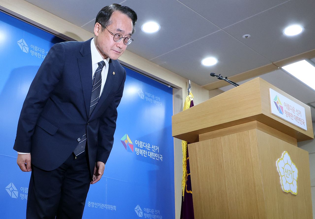 허철훈 중앙선거관리위원회 사무총장이 6·3 지방선거 본투표가 실시된 3일 경기 과천 중앙선관위원회에서 서울 송파구 등 일부 투표소에서 벌어진 투표용지 부족 사태와 관련해 대국민 사과를 하고 있다. 뉴스1